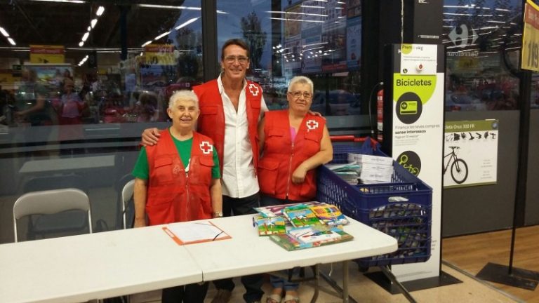 Creu Roja Baix Nord i Carrefour recullen material escolar bàsic per abastir 120 famílies