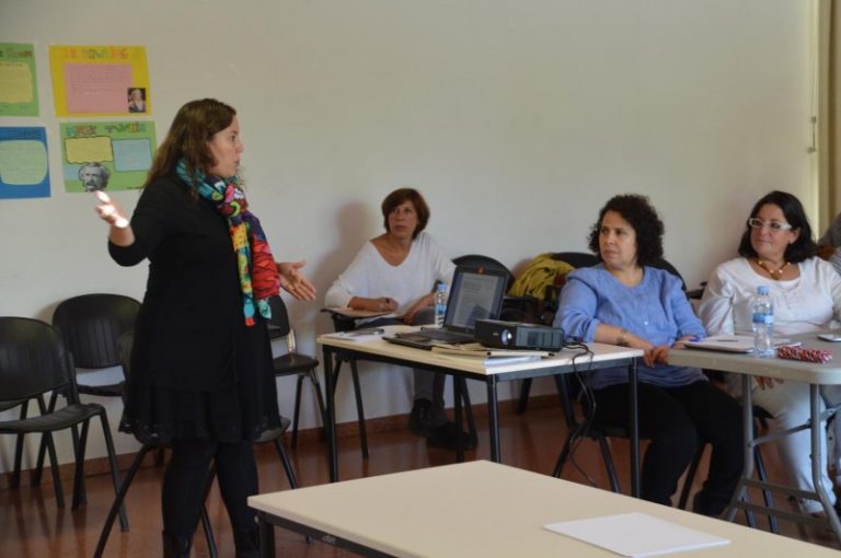 Professionals locals reben informació sobre l’abordatge de la violència masclista