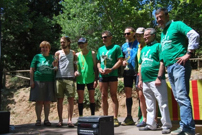 Un centenar de corredors participen en la cursa de 6 hores de resistència solidàries