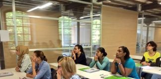 Participants del programa ‘Ocupa’t-3 Dones’ es formen per treballar de caixera i reposadora
