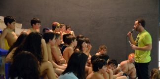 El periodista Dani Pajuelo presenta a la piscina de La Vila ‘L’Anuari del waterpolo català 15/16’
