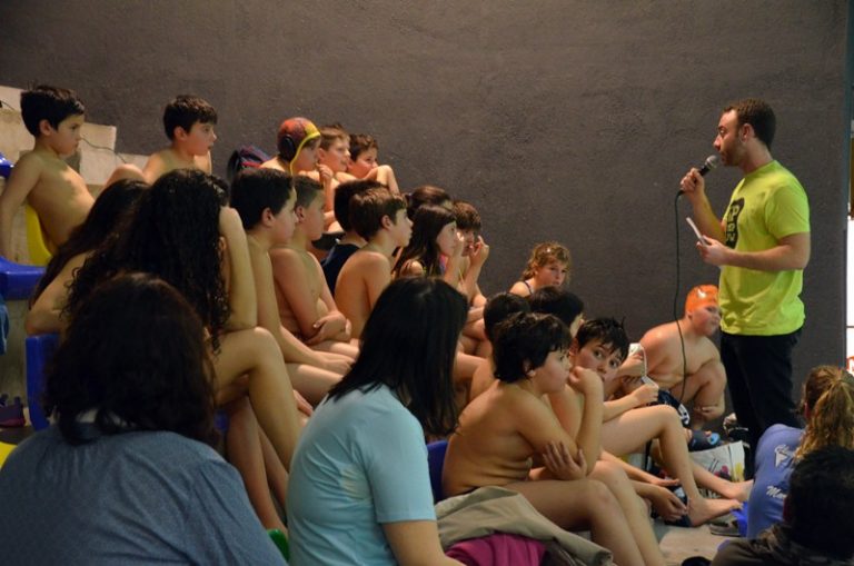 El periodista Dani Pajuelo presenta a la piscina de La Vila ‘L’Anuari del waterpolo català 15/16’