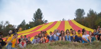 Prop de cinc-centes persones enlairen la Senyera a la serra de les Torretes Diada. Pujada a Les Torretes