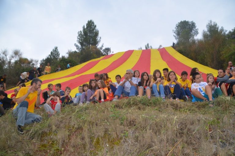 Prop de cinc-centes persones enlairen la Senyera a la serra de les Torretes