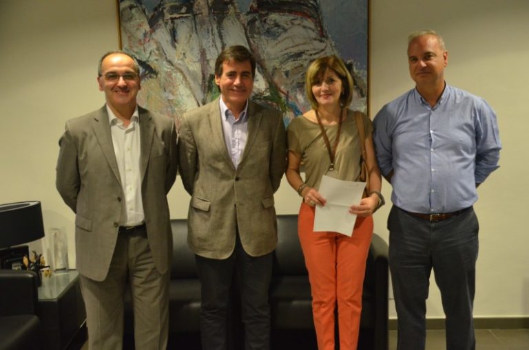Signat el conveni amb el Centre Comercial La Vila per organitzar la Fira d’Artesania del Roser