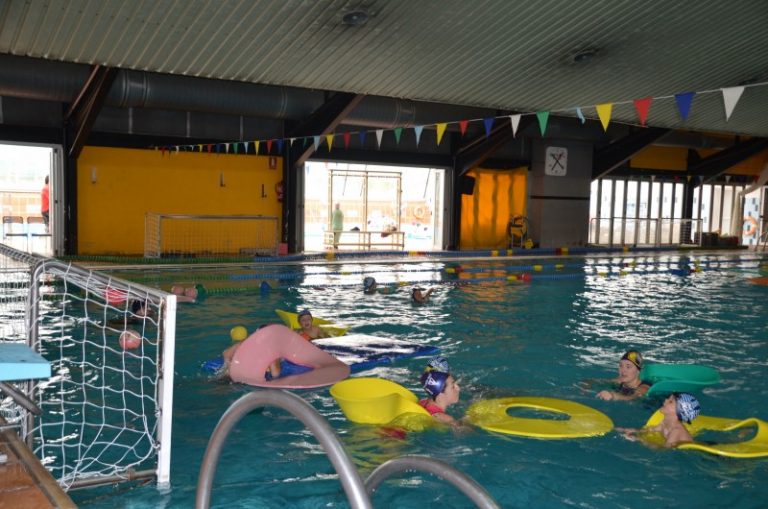Les 12 hores de pàdel i natació tanquen un dissabte poliesportiu al Complex Esportiu La Vila