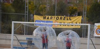 La Penya Blanc-Blava recapta uns 300 euros en l’activitat de futbol i bombolles per La Marató