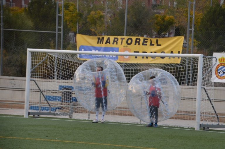 La Penya Blanc-Blava recapta uns 300 euros en l’activitat de futbol i bombolles per La Marató