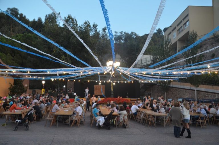 35 anys contagiant festa i companyonia al voltant de la Font de la Mina