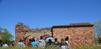 Alumnes de la UB participen en una jornada d’arqueologia experimental a Santa Margarida