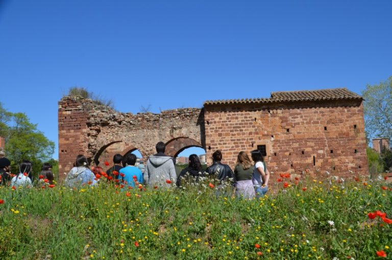 Alumnes de la UB participen en una jornada d’arqueologia experimental a Santa Margarida