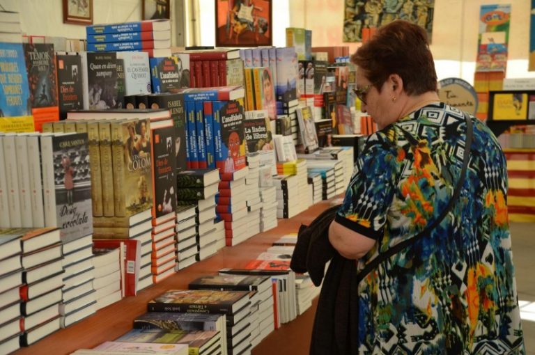 La Fira del Llibre de Sant Jordi es trasllada aquest 2015 a l’interior del Centre Cultural