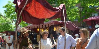 La rambla de les Bòbiles combina comerç amb productes i espectacles medievals