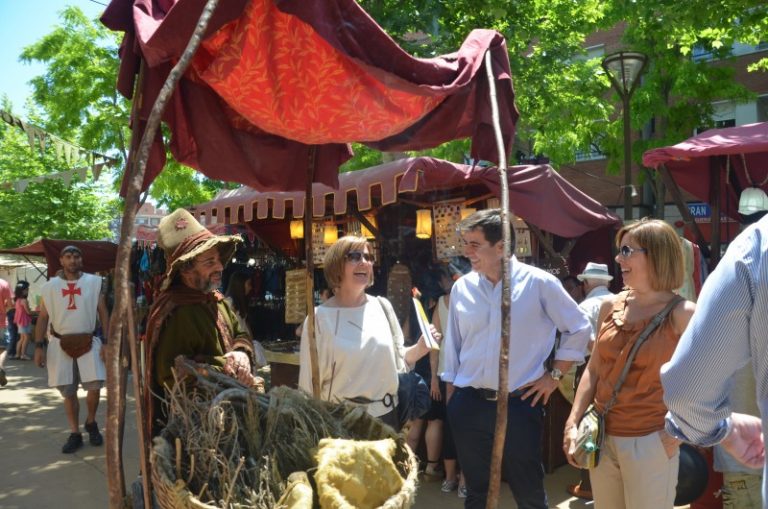 La rambla de les Bòbiles combina comerç amb productes i espectacles medievals
