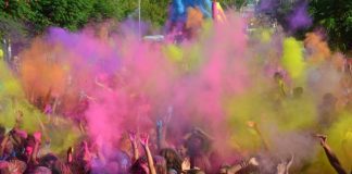 Prop de 5.000 persones es tenyeixen de colors al Holi Festival i al Holi Festival Splash