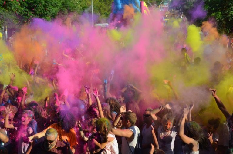 Prop de 5.000 persones es tenyeixen de colors al Holi Festival i al Holi Festival Splash
