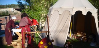 La recreació històrica del segle XIV atrau nombroses famílies a l’entorn del Pont del Diable