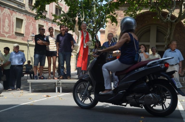 Mossèn Manuel Roig beneeix els vehicles de motor en la festa de sant Cristòfol