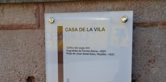 Instal·lades les plaques amb codis QR als edificis més emblemàtics del nucli antic