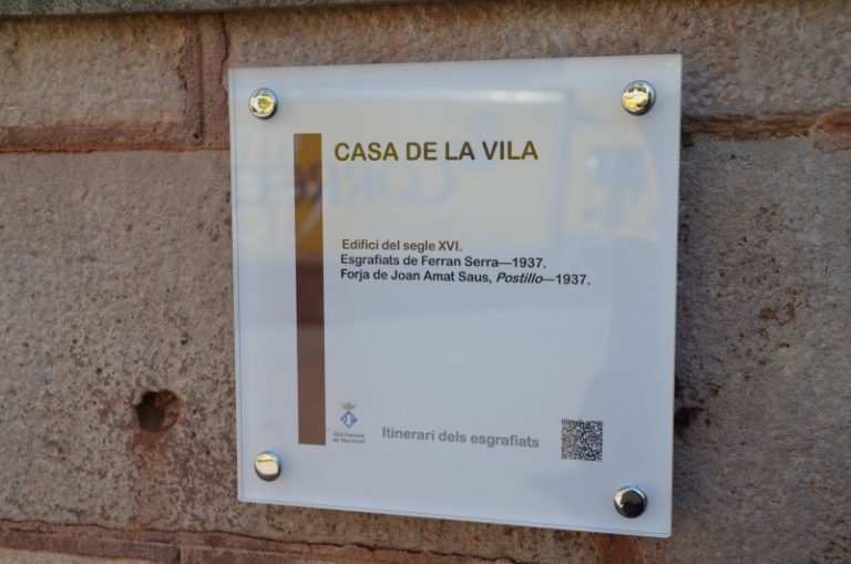 Instal·lades les plaques amb codis QR als edificis més emblemàtics del nucli antic