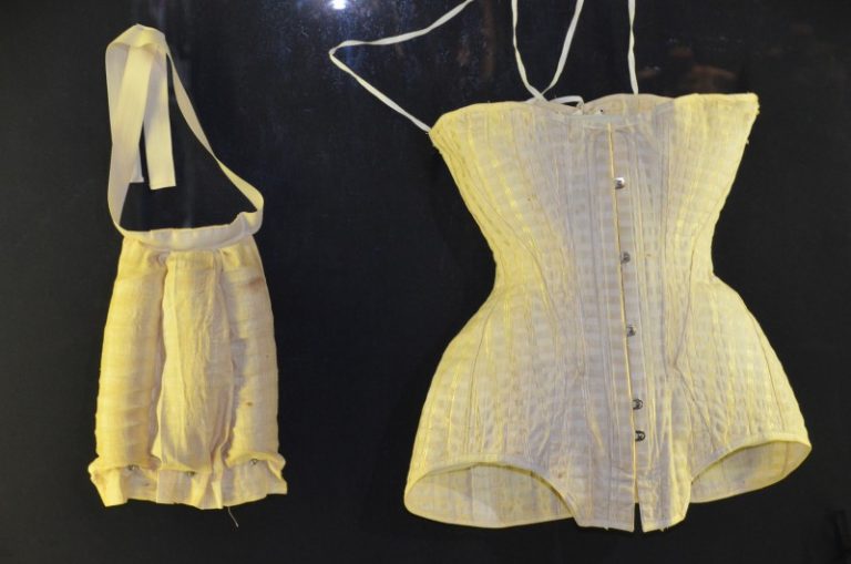 La Caserna posa al descobert dos segles d’evolució de la roba interior a l’exposició ‘Intimitats’