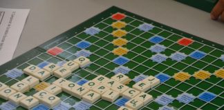 Una quarantena de persones al taller i al concurs per aprendre a jugar a l’Scrabble