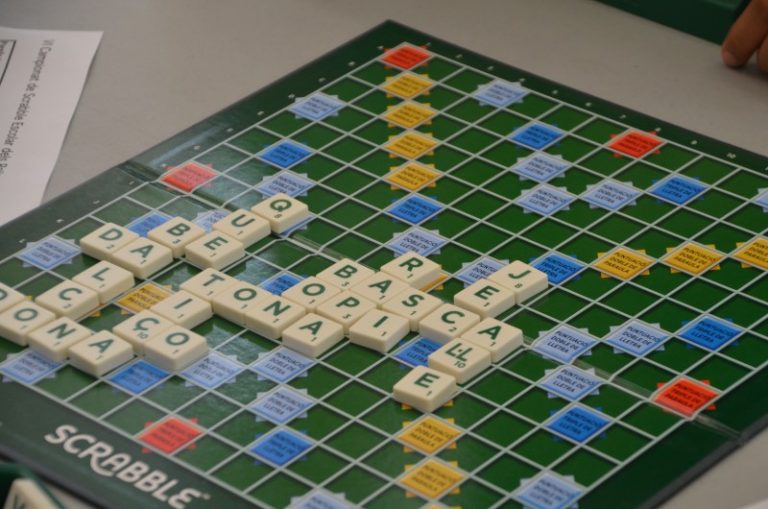 Una quarantena de persones al taller i al concurs per aprendre a jugar a l’Scrabble