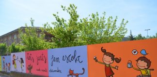 L’il·lustrador Joan Turu pinta un mural a la tanca de l’escola Vicente Aleixandre