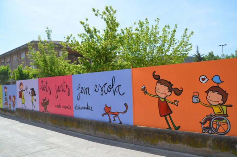L’il·lustrador Joan Turu pinta un mural a la tanca de l’escola Vicente Aleixandre