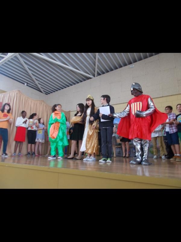 Els alumnes del Mercè Rodoreda fan una obra de teatre amb motiu del 10è aniversari del centre