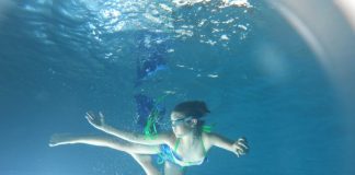 Una quarantena de sirenes i neptuns es capbussen a les aigües del CE La Vila