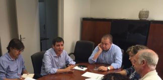 Xavier Fonollosa explica als veïns de Pont del Diable i El Pla les obres de millora als barris