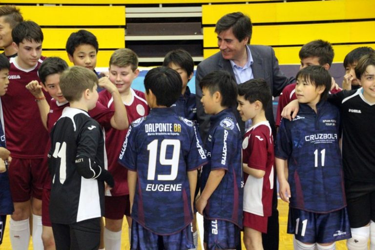Alcalde i regidors visiten els infants japonesos que fan estada esportiva a Martorell