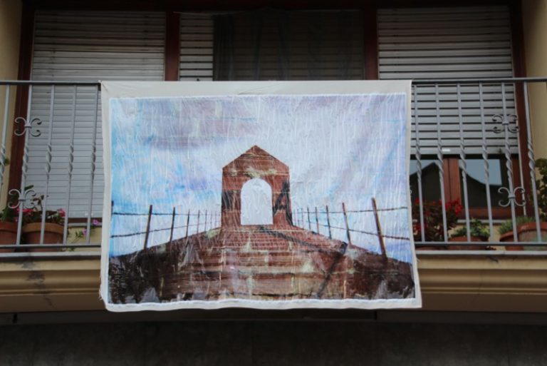 La segona edició d’Everywhere prints torna a omplir d’obres d’art els balcons de La Vila