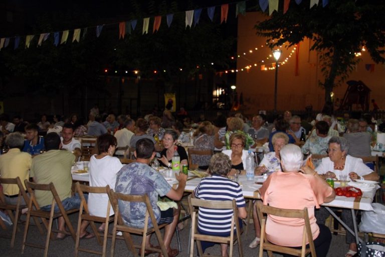 Un sopar amb 300 veïns, centre de les festes de Sant Jaume al barri de Can Carreras