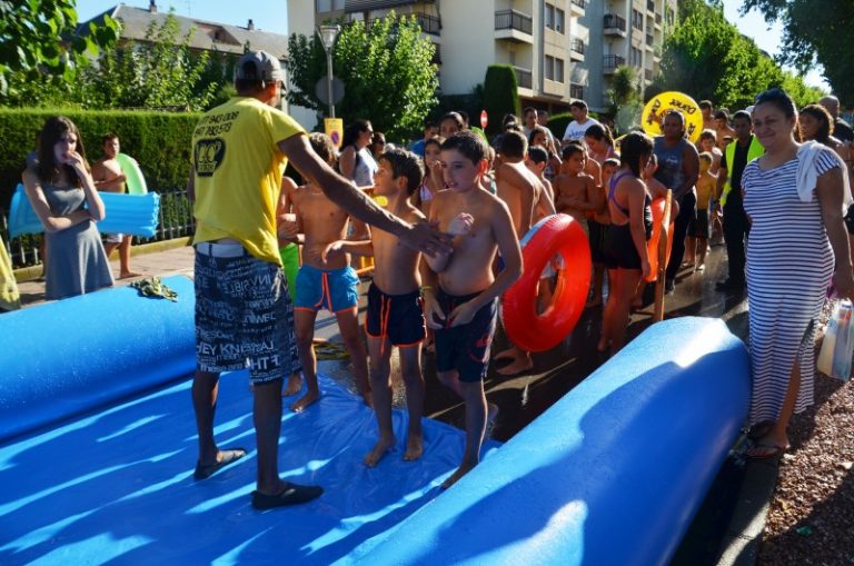 El supertobogan i el parc d’aigua infantil refresquen el diumenge de Festa Major