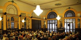 La gent gran de La Vila fa festa a El Progrés amb la castanyada més pre nadalenca
