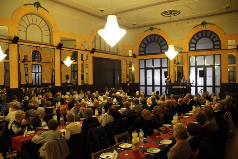 La gent gran de La Vila fa festa a El Progrés amb la castanyada més pre nadalenca