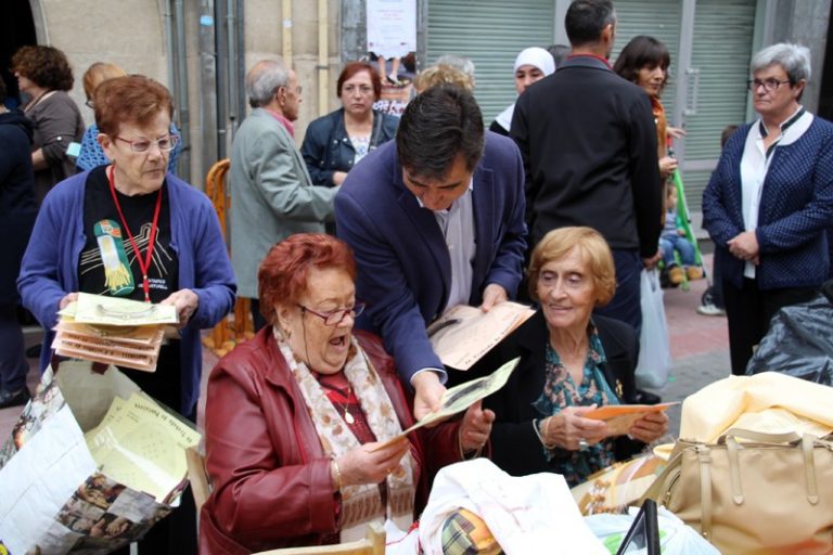 Puntes de coixí, sardanes i fires en un darrer dia de la Festa del Roser farcit de tradició