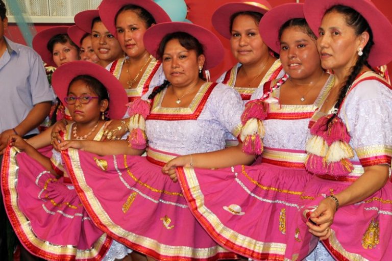 Renacer Boliviano celebra una gran festa al recinte firal de Ca n’Oliveras en honor a Santiago