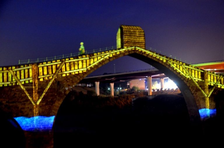 L’entorn del Pont del Diable vibra amb una multitudinària nit de tradició i gastronomia