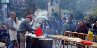 El barri de Rosanes reparteix 700 racions d’escudella barrejada i suma 300 euros a La Marató