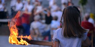 El foc reivindicatiu de la Flama del Canigó recorre els carrers anunciant un solstici especial