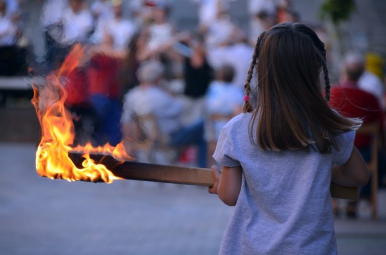 El foc reivindicatiu de la Flama del Canigó recorre els carrers anunciant un solstici especial