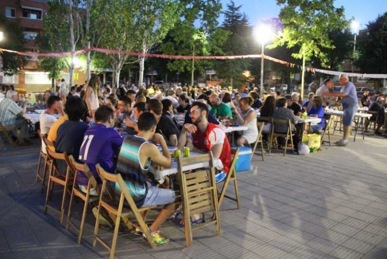 Més de 600 persones s’apleguen en el sopar de germanor al barri de Torrent de Llops i rodalies