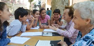 Infants i gent gran gaudeixen de jocs d’època en la quarta trobada intergeneracional
