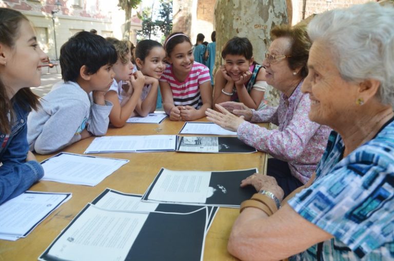 Infants i gent gran gaudeixen de jocs d’època en la quarta trobada intergeneracional