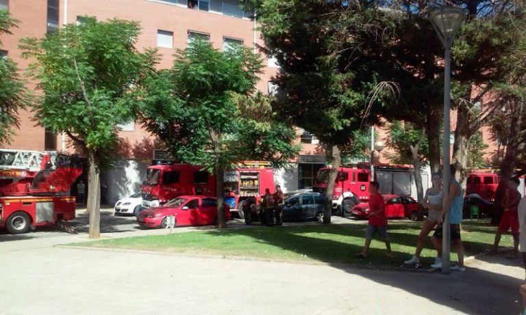 Un incendi en un immoble de la Plaça del Sol obliga a desallotjar els veïns de l’edifici