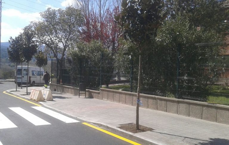 S’arranja el carrer de Riba-roja amb l’asfaltat, la il·luminació i la plantació de nous arbres