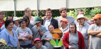 Xavier Fonollosa fa partícips als treballadors de Can Serra de la distinció Vila Florida